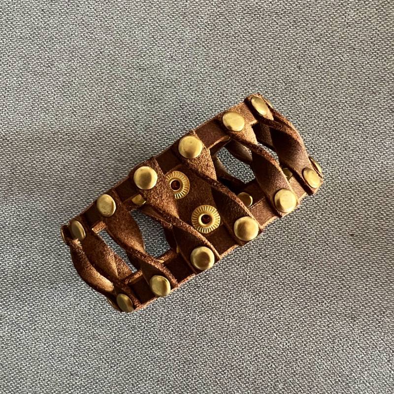 Handmade Leder Armband Mit Nieten von ArtsandcraftsByJunyi