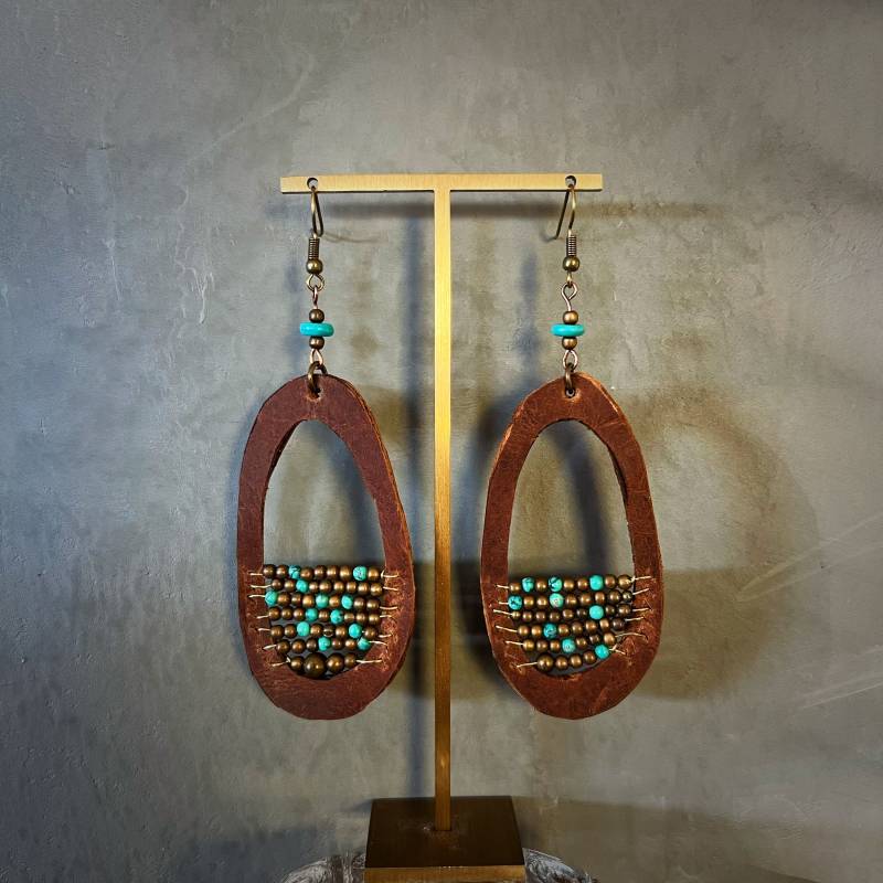 Handmade Leder Ohrringe Mit Turquoise Steine von ArtsandcraftsByJunyi