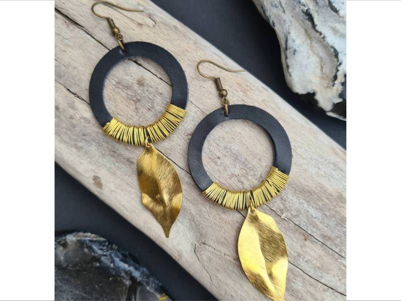 Leder Ohrringe Blätter Schwarz Gold von ArtsandcraftsByJunyi
