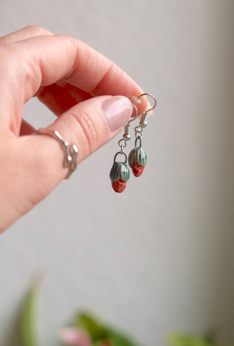 Handgefertigt Erdbeere Keramik Ohrringe Geschenkidee Handmade Jewelry Gift For Her Charms Сeramic Strawberry Pendant Keramikfigur von ArtstudioLiebeLiebe