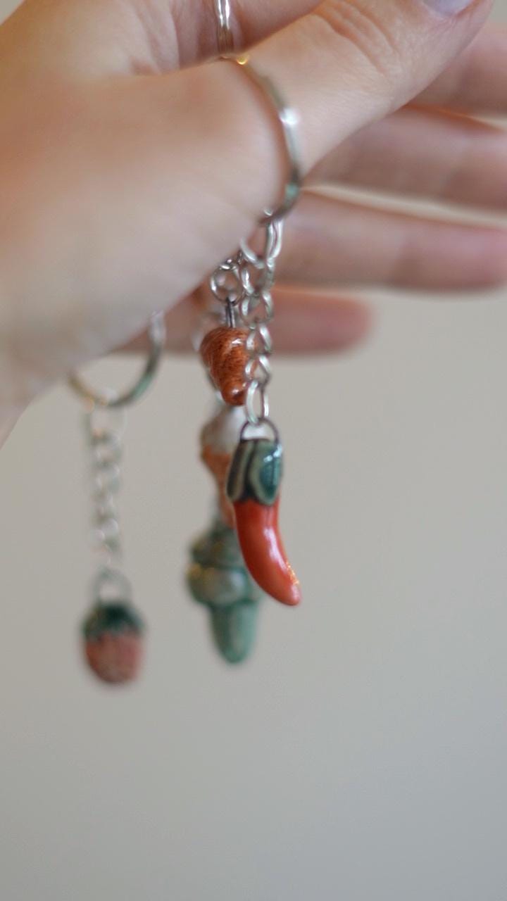 Handgefertigte Keramik Miniatur Anhänger - Brokkoli, Croissant, Beere Oder Eis Charmante Schlüsselanhänger & Geschenke von ArtstudioLiebeLiebe