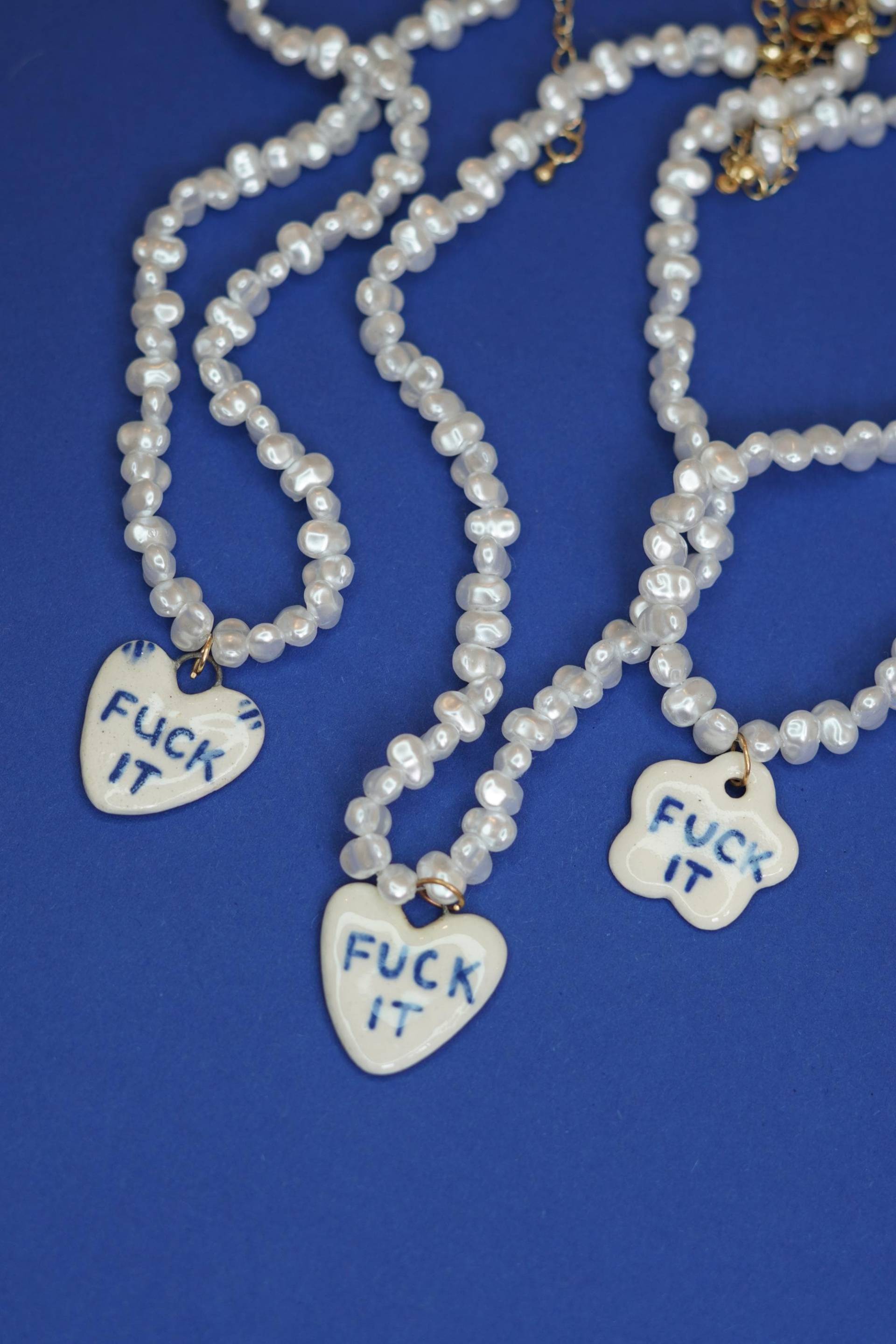 Handgemachte Anhänger Halskette Perlenhalsband Keramikanhänger Mit Aufschrift Wort Charms Сeramic Pendant Handmade Jewelry Gift For Her Handgemachte Anhänger Halskette Perlenhalsband Keramikanhänger Mit Aufschrift Wort Charms Сeramic Pendant Handmade Jewelry Gift For Her von ArtstudioLiebeLiebe