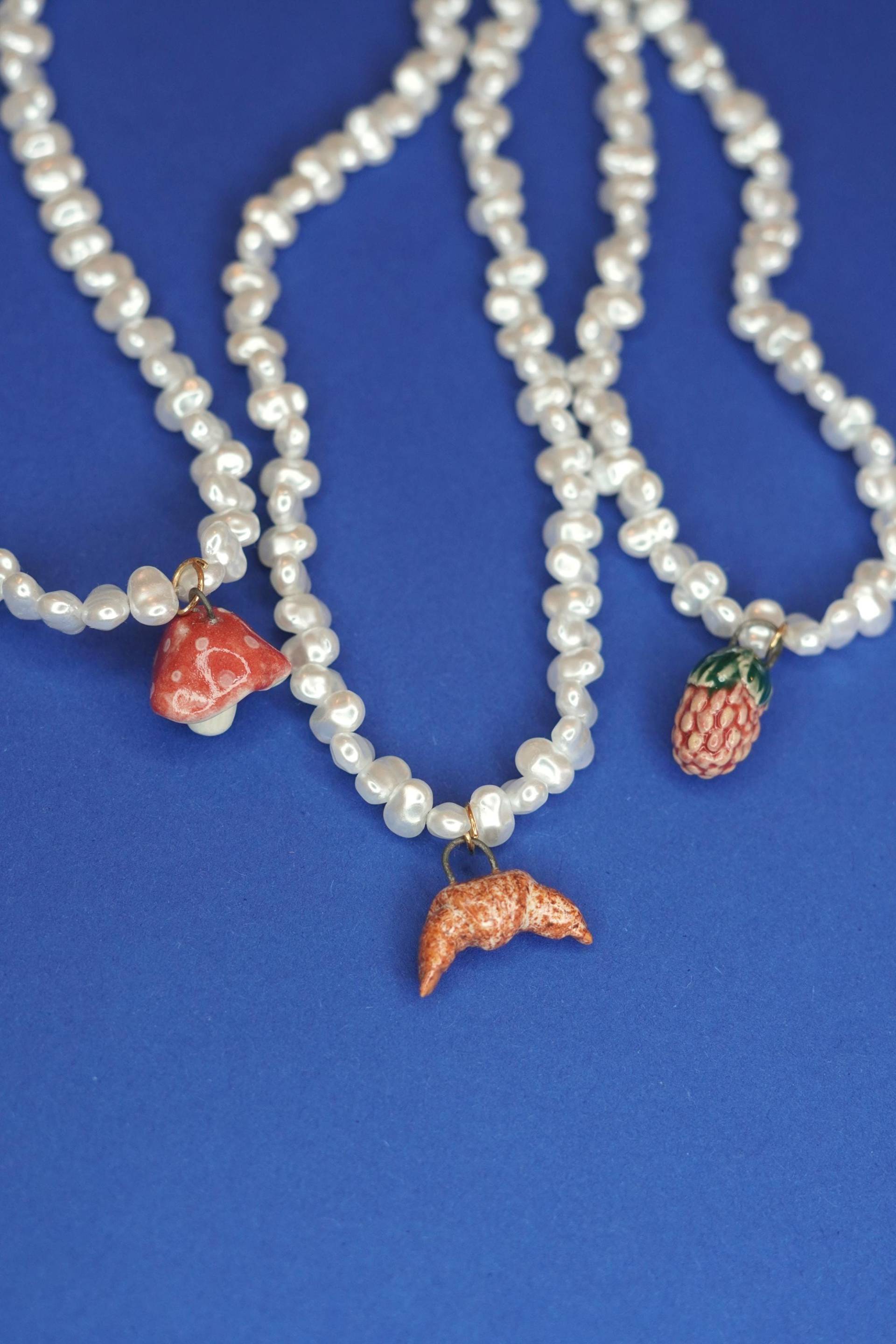Handgemachte Anhänger Halskette Perlenhalsband Keramikanhänger Сeramic Charms Pendant Handmade Jewelry Gift For Her Pearl Necklace Croissant Handgemachte Anhänger Halskette Perlenhalsband Keramikanhänger Сeramic Charms Pendant Handmade Jewelry Gift For Her Pearl Necklace Croissant von ArtstudioLiebeLiebe