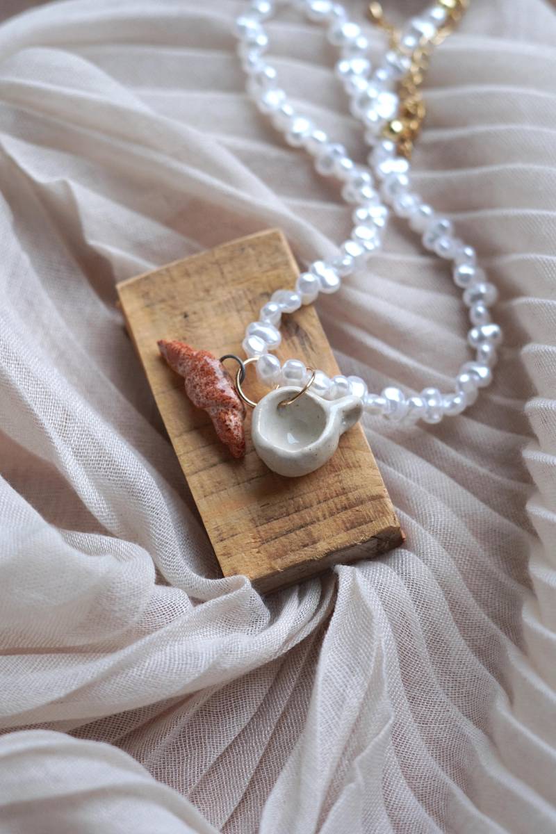 Keramik-Anhänger Croissant & Kaffee Handgemacht, Kaffeeliebe, Boho Halskette, Geschenkidee, Perlenhalsband Сeramic Pendant Handmade Jewelry von ArtstudioLiebeLiebe