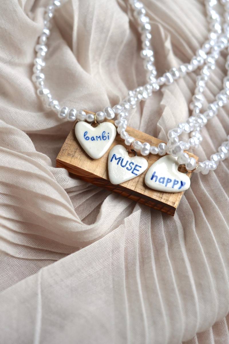 Handgemachte Keramik Anhänger Muse Bambi Happy Schmuck Geschenk Unikat Perlenhalsband Сeramic Pendant Glücksbringer Für Frauen von ArtstudioLiebeLiebe