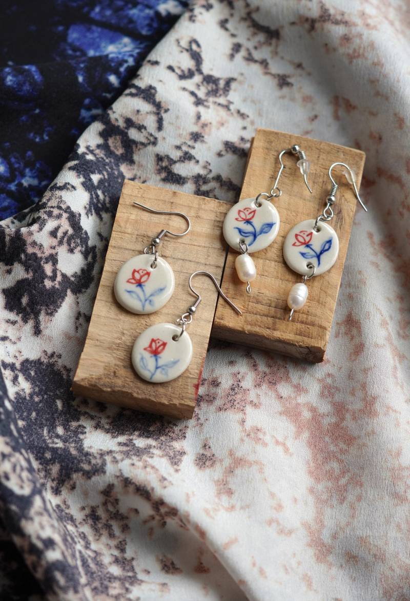 Keramik Ohrringe Naturperlen Handgefertigt Mit Rosen Rustikale Hochzeitsschmuck Geschenkidee Vintage Handmade Jewelry Gift For Her von ArtstudioLiebeLiebe