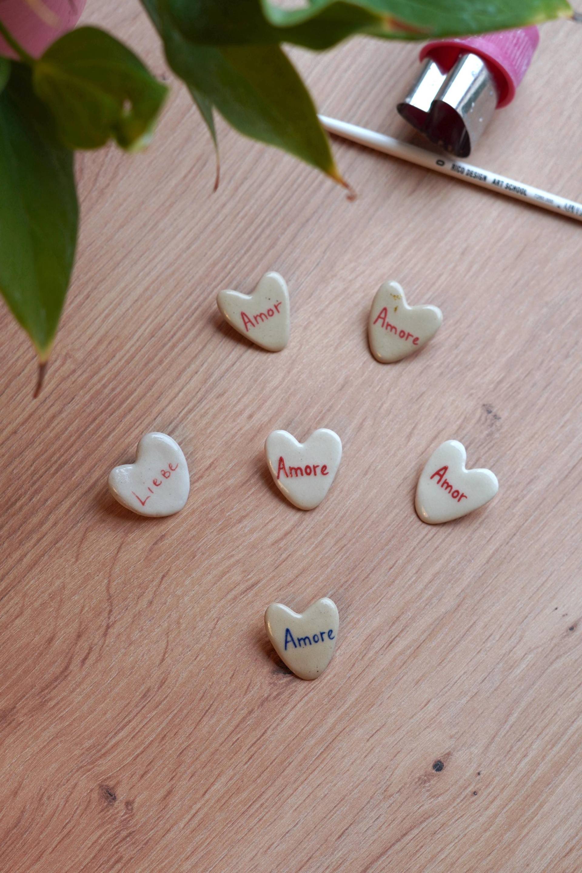 Pin Anstecker Button Handgemachte Keramikbroschen Liebe Amore Amor Brosche Herzschmuck Amulett Handmade Jewelry Brooch Gift For Her Ceramic Pin Anstecker Button Handgemachte Keramikbroschen Liebe Amore Amor Brosche Herzschmuck Amulett Handmade Jewelry Brooch Gift For Her Ceramic von ArtstudioLiebeLiebe