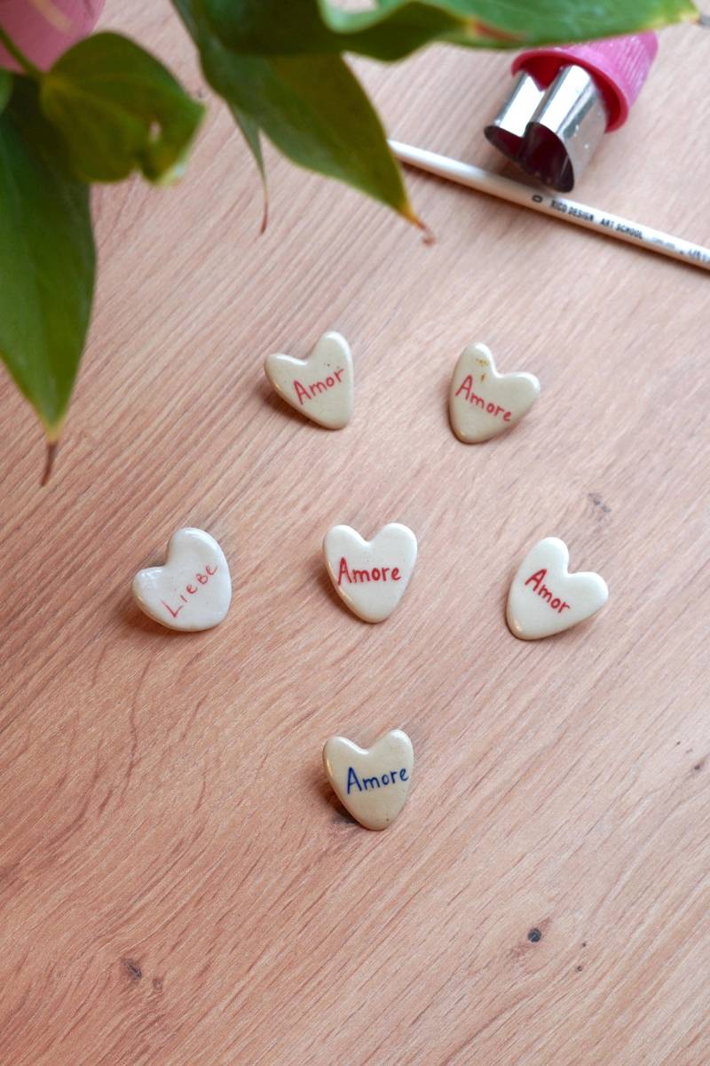 Pin Anstecker Button Handgemachte Keramikbroschen Liebe Amore Amor Brosche Herzschmuck Amulett Handmade Jewelry Brooch Gift For Her Ceramic von ArtstudioLiebeLiebe