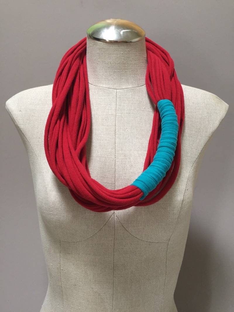 Jersey-Schal - Rot Neu Zugewiesene T Shirt, Bis Aus-, Umweltfreundlich, Frau, Mädchen von ArtsyIntuition