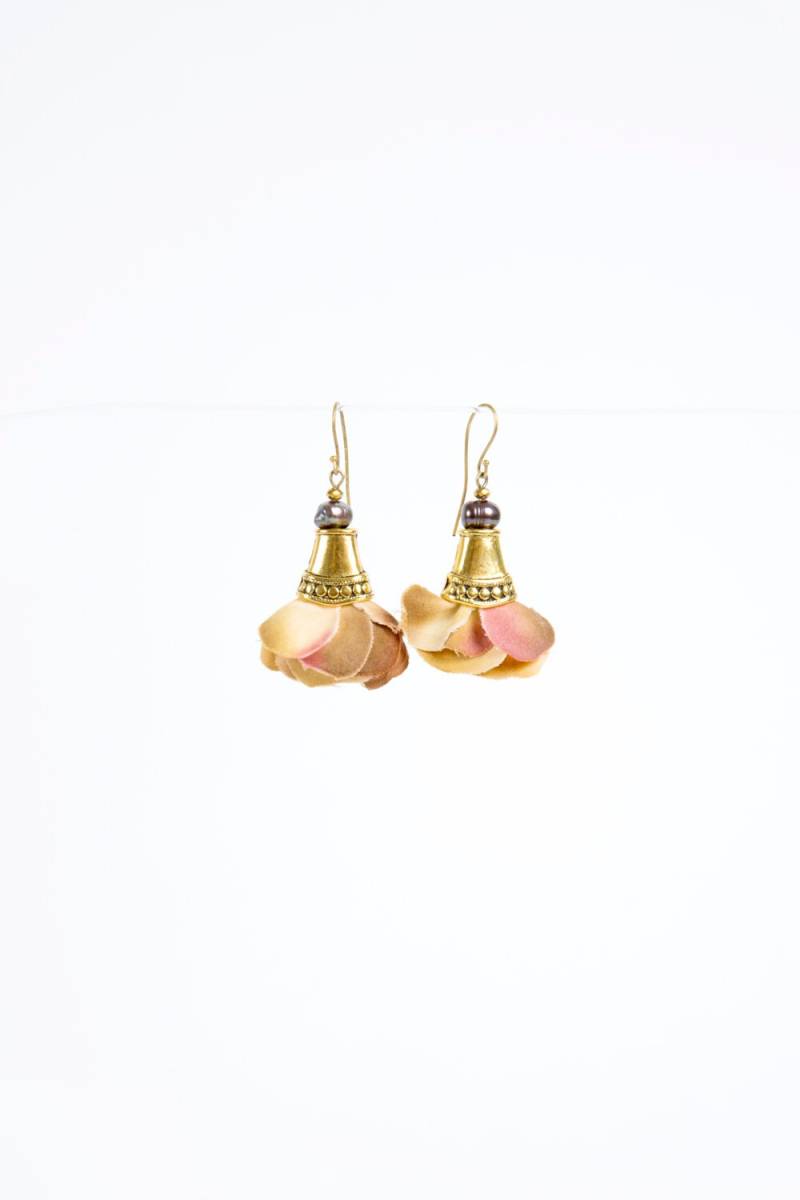 Blütenblatt Ohrringe in Gelb/Rosa von ArtsyTartsyCo