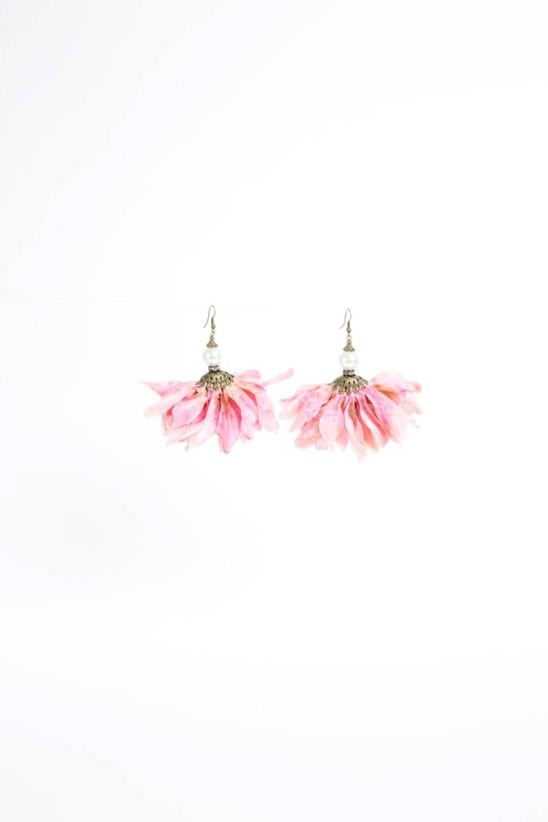 Blütenblatt Ohrringe in Rosa von ArtsyTartsyCo