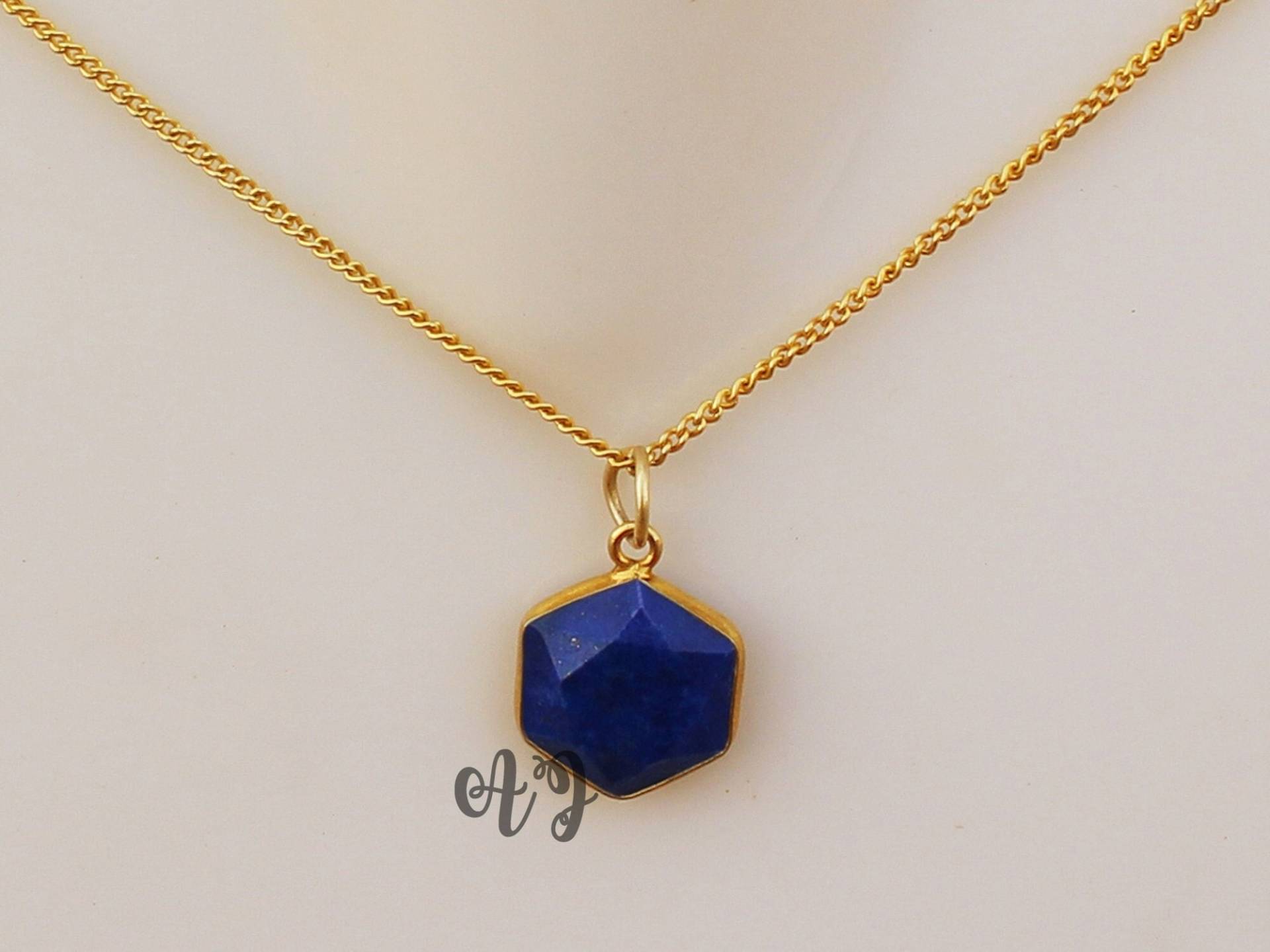 Natürliche Lapis Lazuli 18mm Hexagon Tablet Cut 925 Sterling Silber Vergoldet Lünette Anhänger Mit Kette Halskette-Schönheit Halskette Schmuck von ArtsyjewelsForyou