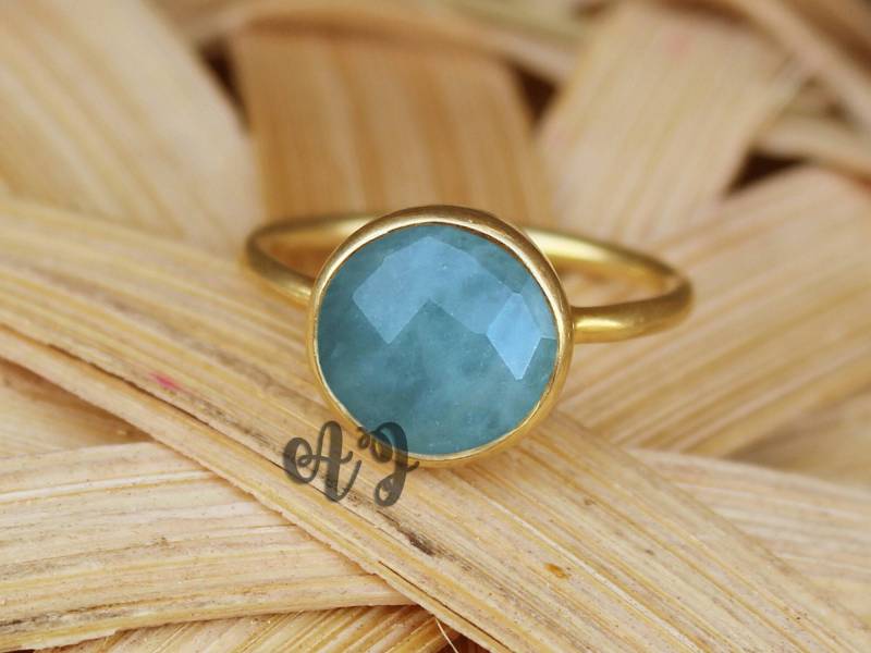 Natürlicher Milchiger Aquamarin 10mm Runder Checker Cut 925 Sterling Silber Lünette Einstellung Vergoldeter Ring-Aaa Hochwertiger Band Ring Edelstein von ArtsyjewelsForyou