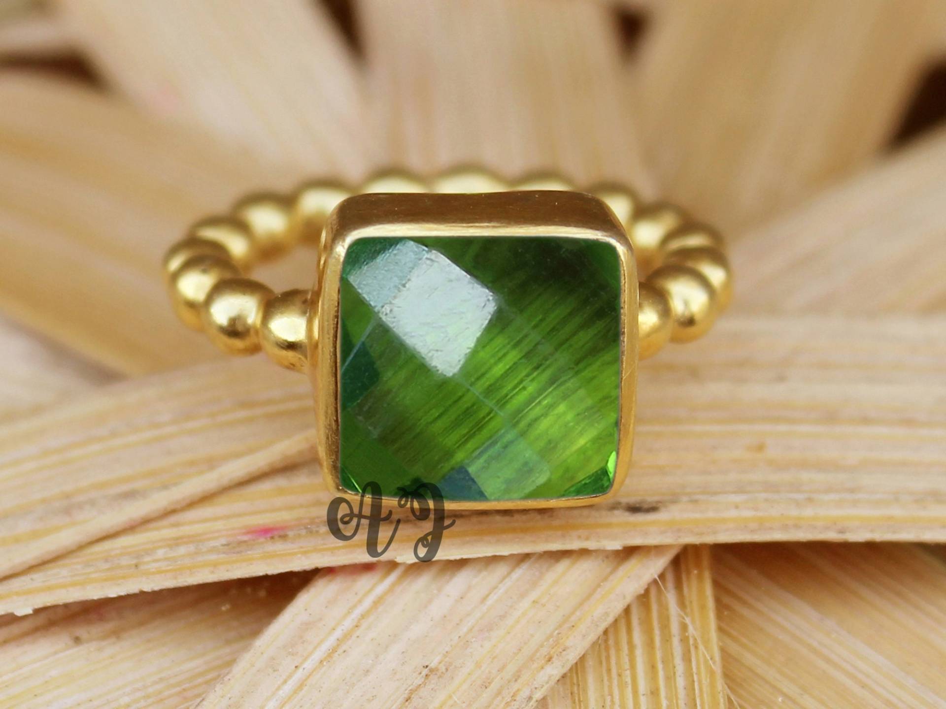 Peridot Hydro Quarz 10mm Kissen Quadratisch Checker Cut 925 Sterling Silber Strukturierte Lünette Einstellung Vergoldet Ring-Peridot Ring Edelstein von ArtsyjewelsForyou