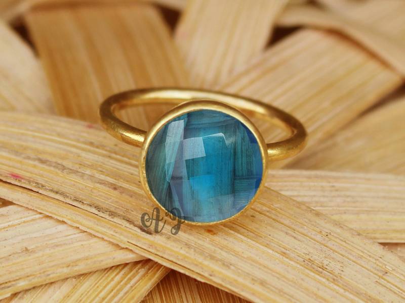 Schweizer Blautopas Hydro Quartz 10mm Rund Checker Cut 925 Sterling Silber Lünette Einstellung Vergoldeter Ring-Swiss B.t. Ring Runde Band Ringe von ArtsyjewelsForyou