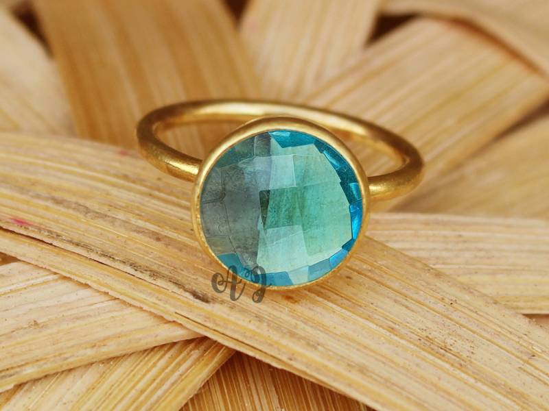 Sky Blue Topas Hydro Quartz 10mm Rund Checker Cut 925 Sterling Silber Lünette Einstellung Vergoldet Ring-Sky Ring B.t Runder von ArtsyjewelsForyou