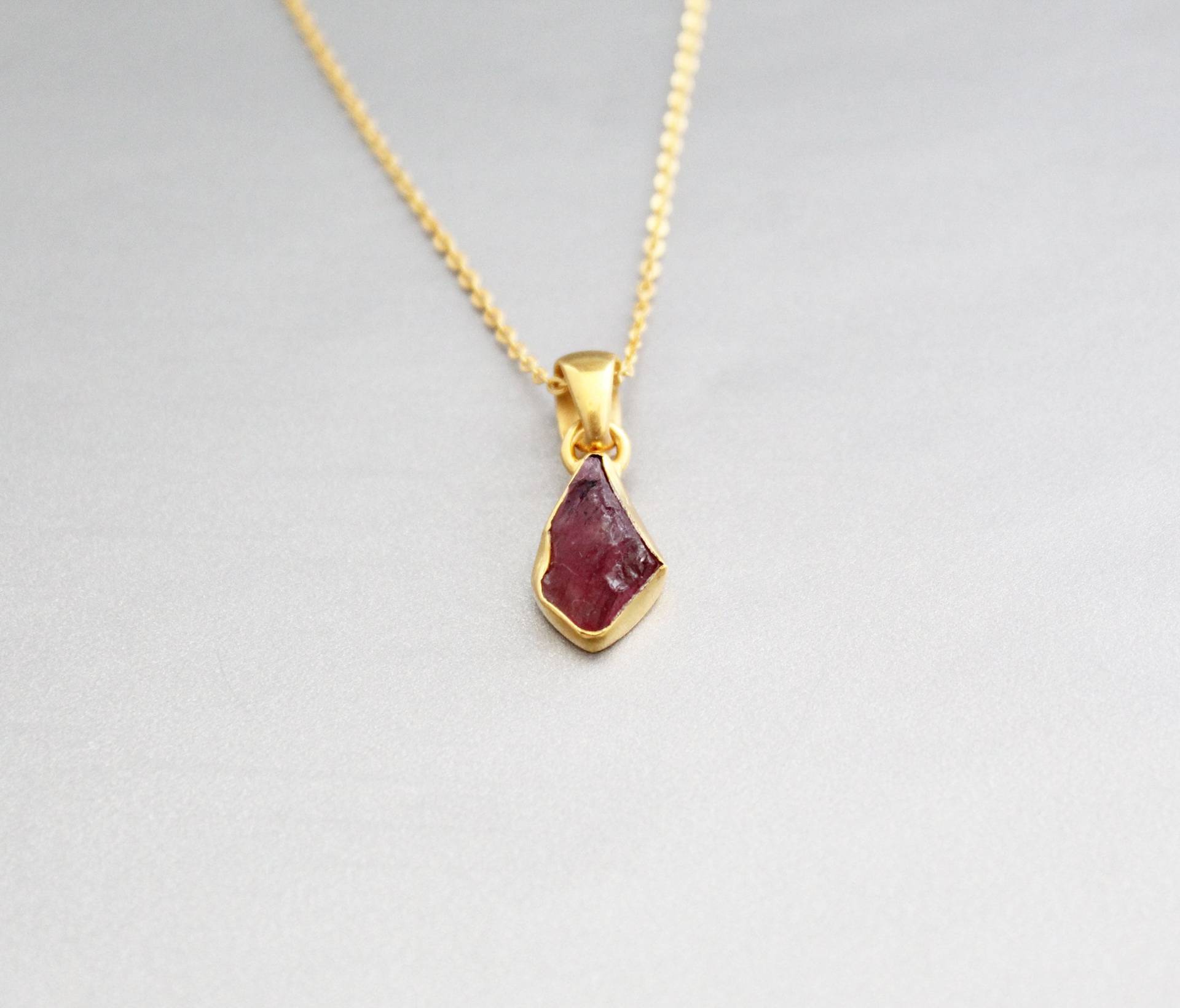 Rohe Rote Turmalin-Halskette, Roter Turmalin-Anhänger, Rohstein-Halskette, Oktober-Geburtsstein, Silberschmuck, Edelstein-Halskette von ArtsysilverCrafts