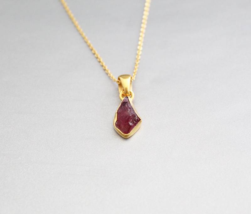 Rohe Rote Turmalin-Halskette, Roter Turmalin-Anhänger, Rohstein-Halskette, Oktober-Geburtsstein, Silberschmuck, Edelstein-Halskette von ArtsysilverCrafts