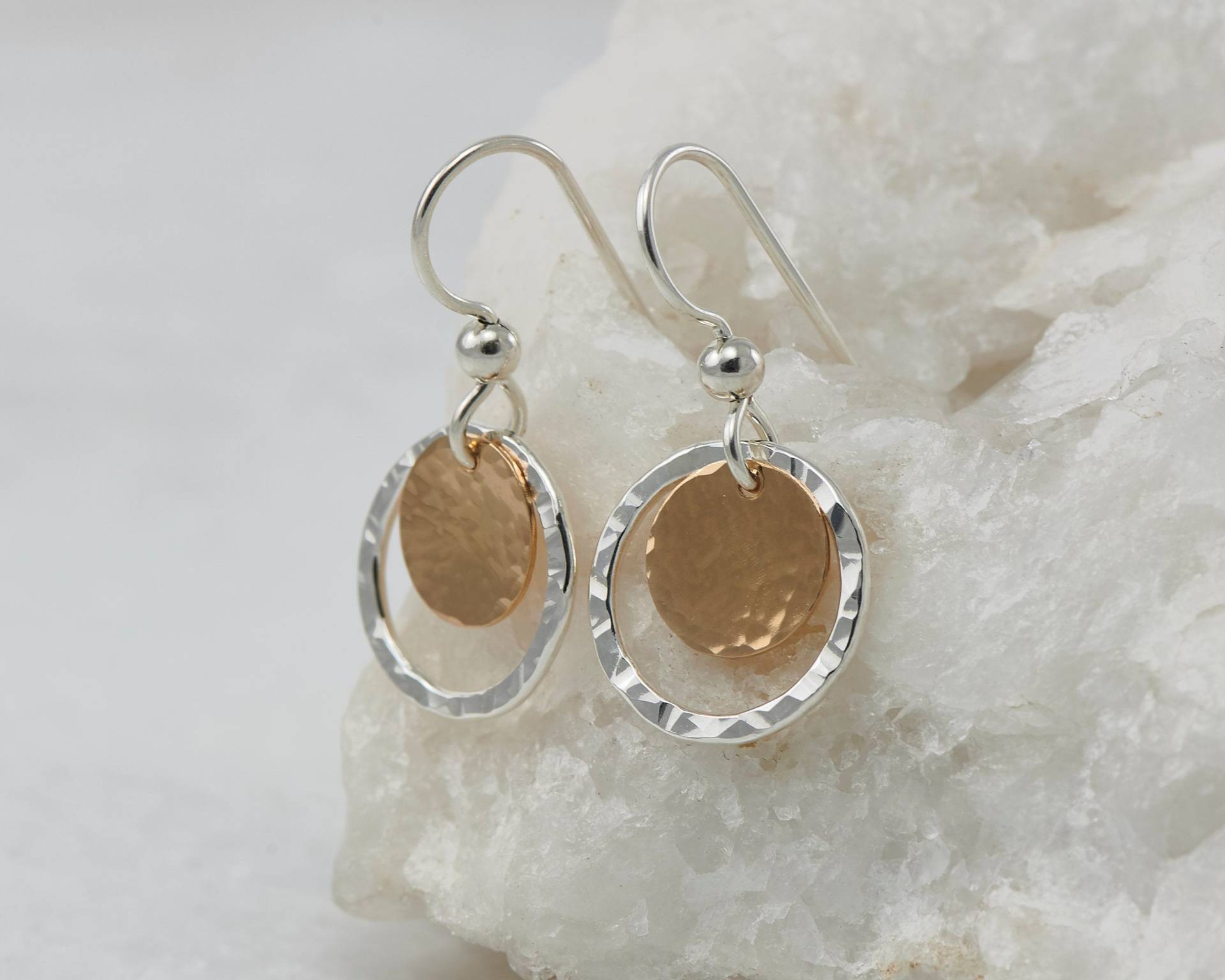 Gehämmerte Sterling Silber Creolen Mit Gold Plättchen von Artulia