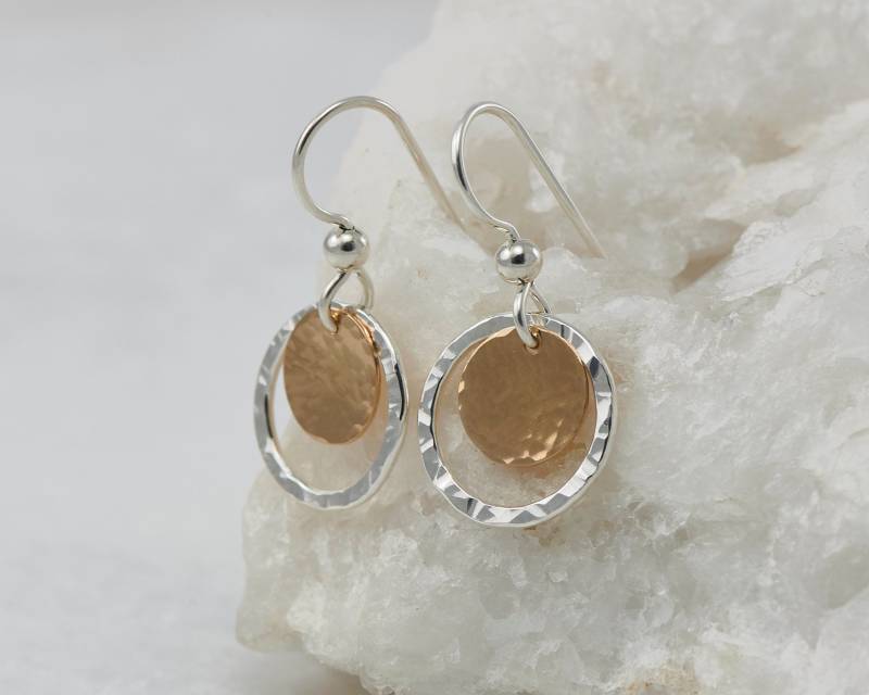 Gehämmerte Sterling Silber Creolen Mit Gold Plättchen von Artulia