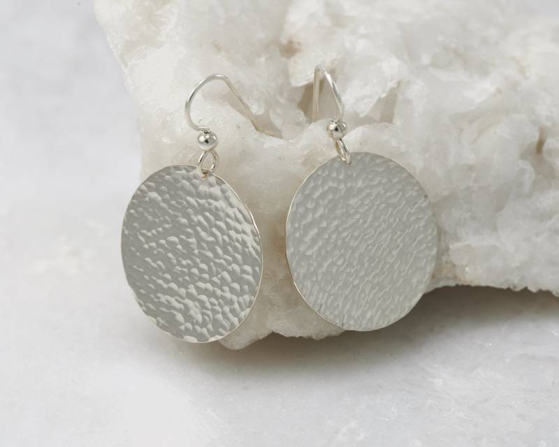 Silber Gehämmerte Disc Ohrringe - Große Sterling Hoop Baumeln Ohrringe von Artulia