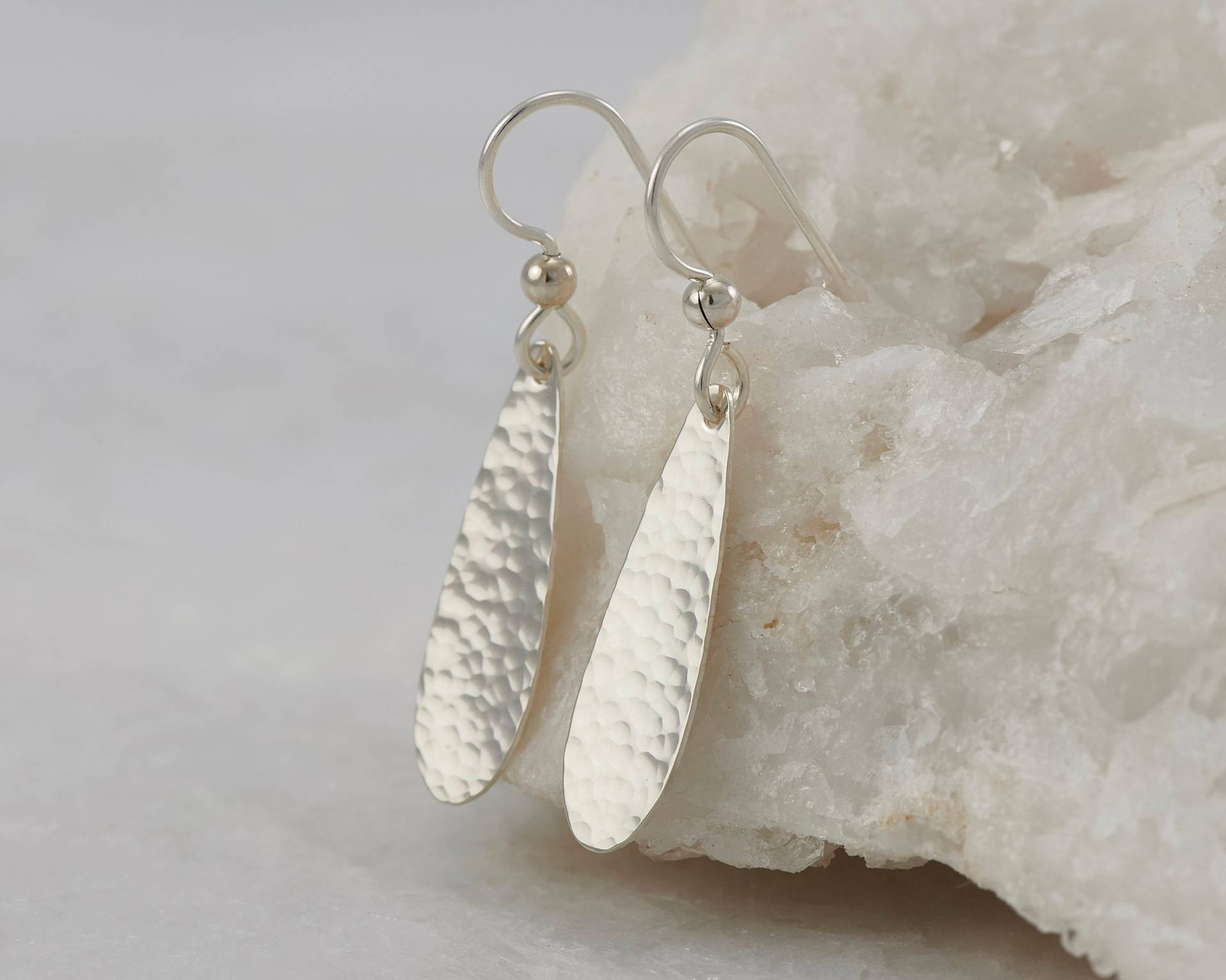 Silber Tropfen Ohrringe - Sterling Baumeln Gehämmerte Handgemachte Teardrop Ohrringe Silber Tropfen Ohrringe - Sterling Baumeln Gehämmerte Handgemachte Teardrop Ohrringe von Artulia