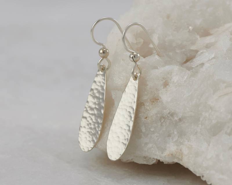 Silber Tropfen Ohrringe - Sterling Baumeln Gehämmerte Handgemachte Teardrop Ohrringe von Artulia