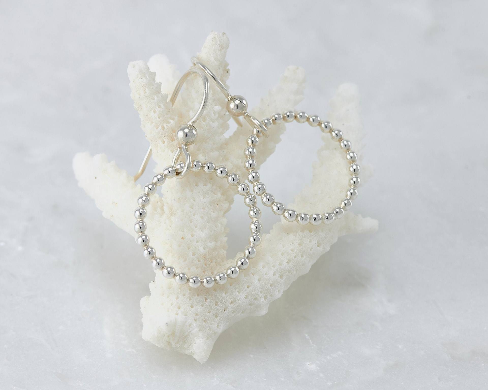 Silberne Creolen - Kleine Textur Creolen-Einfache Silber Ohrringe - Baumeln Sterling Schmuck Handgemacht von Artulia