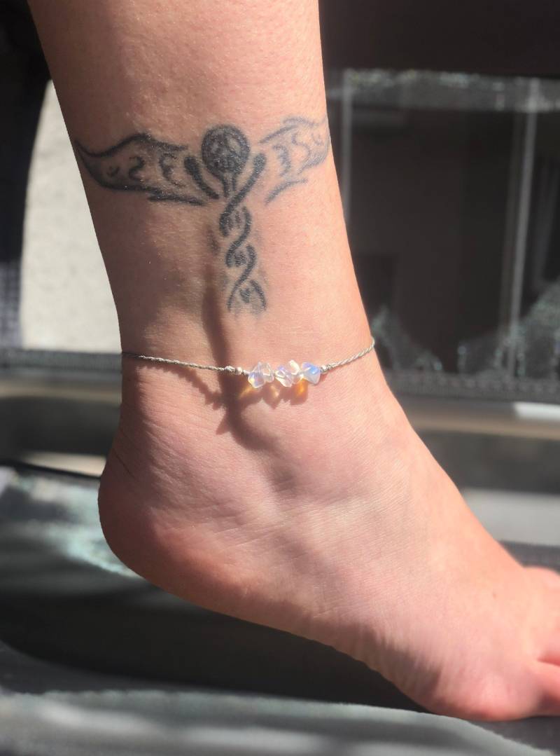 Dünnes Fußkettchen Mit Edelsteinen Und Silbernen Perlen - Minimalistisch Zart Dünn Ein Bändchen von ArtundWeiseShop