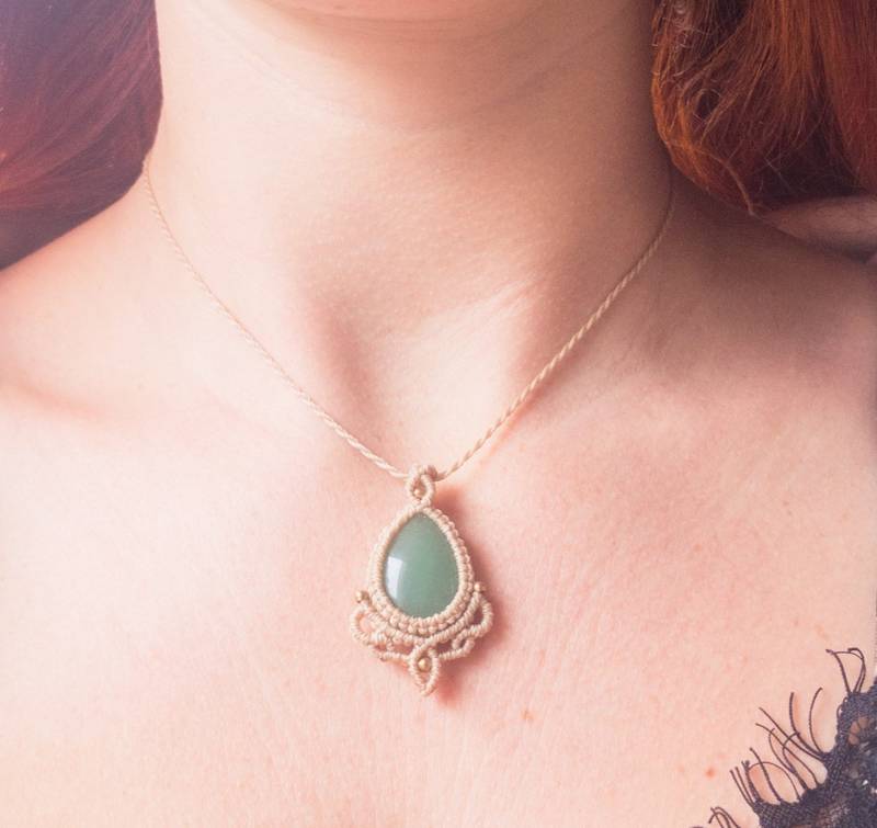 Heller Edelsteinanhänger | Aventurin Mit Kette Und Goldenen Messingperlen in Makramee-Art von ArtundWeiseShop