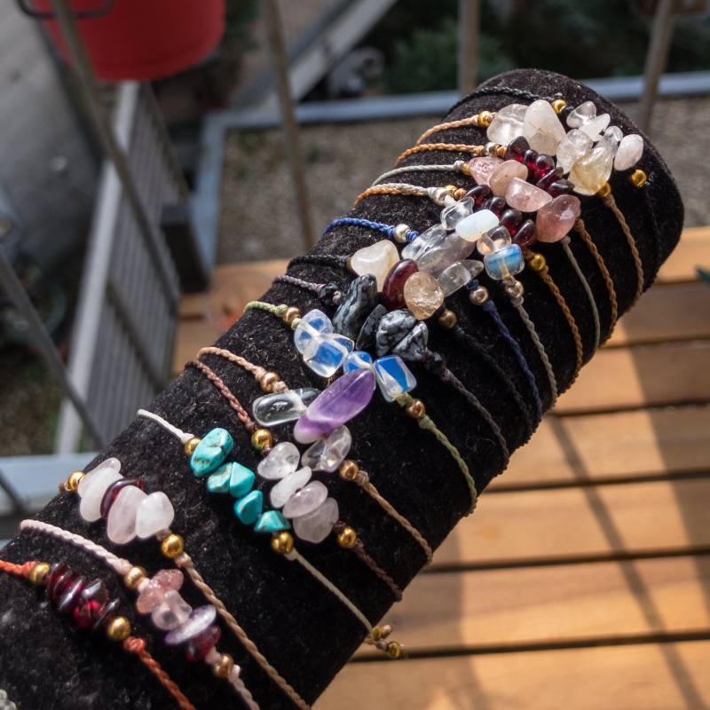 Makramee Armband Mit Edelstein Und Goldenen Perlen - Granat Amethyst Rosenquarz Aventurin Tigerauge Uvm von ArtundWeiseShop