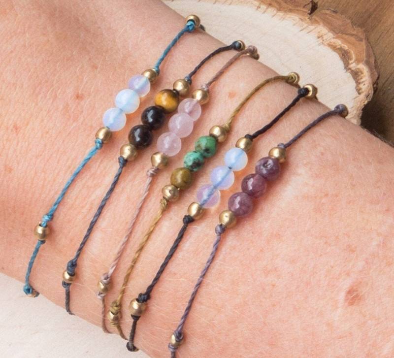 Makramee Armband Mit Edelsteinperlen Und Messing Bunte Farben von ArtundWeiseShop