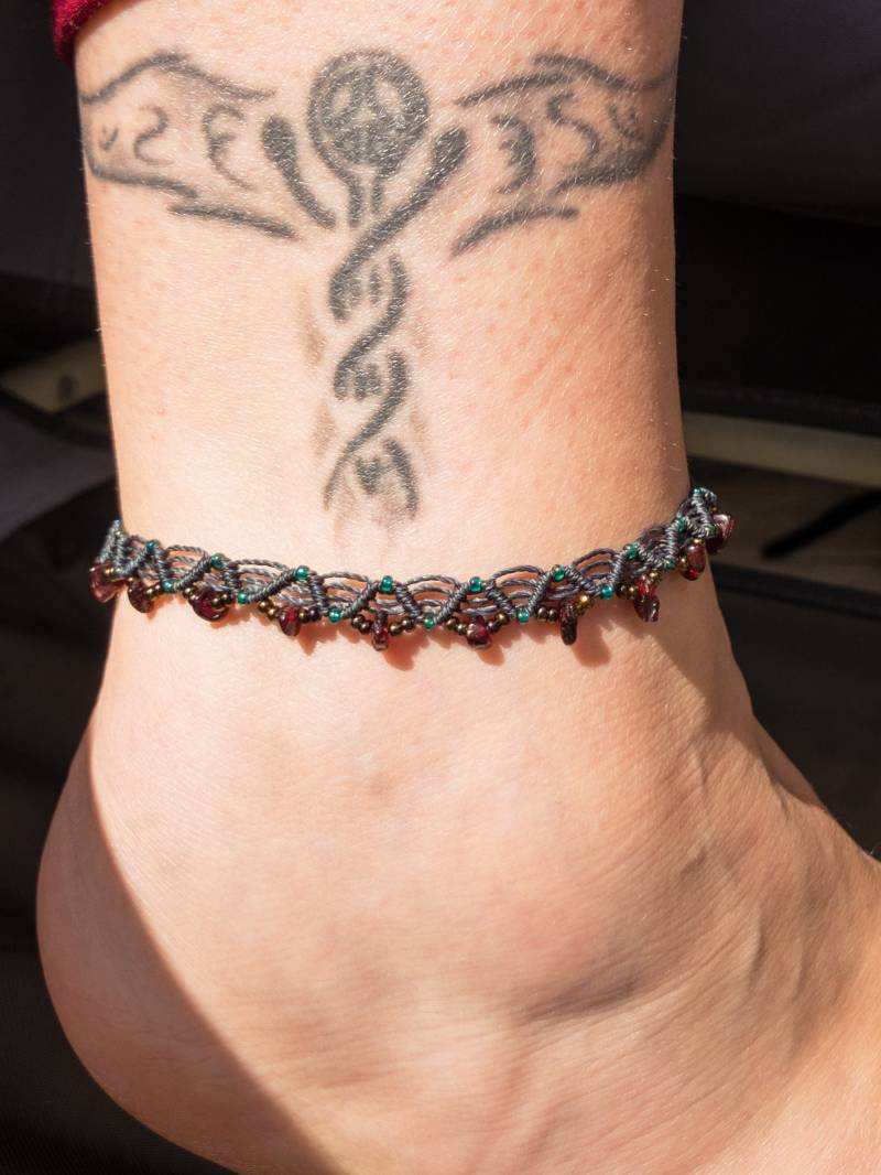 Makramee Fußkettchen Mit Edelsteinen Rosenquarz, Granat Uvm. Perlen von ArtundWeiseShop