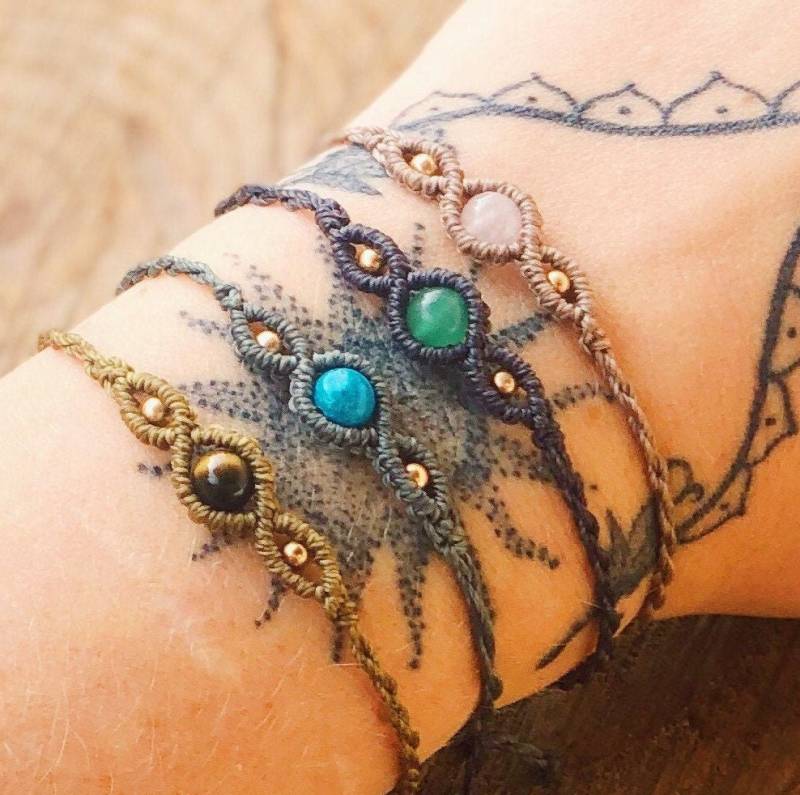 Schmales Makramee Armband Mit Edelstein Tigerauge Aventurin Rosenquarz Amethyst Granat von ArtundWeiseShop