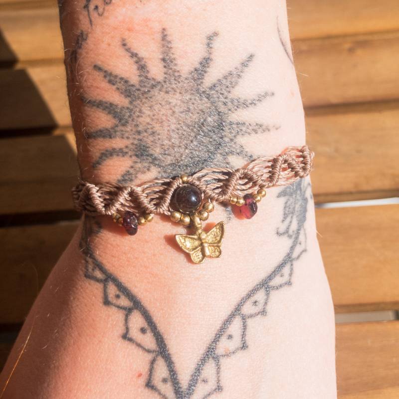 Schmales Makramee Armband Mit Messing- Schmetterling - Anhänger- Edelstein Tigerauge Aventurin Rosenquarz Amethyst Granat von ArtundWeiseShop
