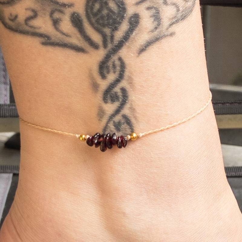 Zartes Fußkettchen Makramee Mit Edelsteinsplittern - Rosenquarz Amethyst- Minimalistisch Klein von ArtundWeiseShop