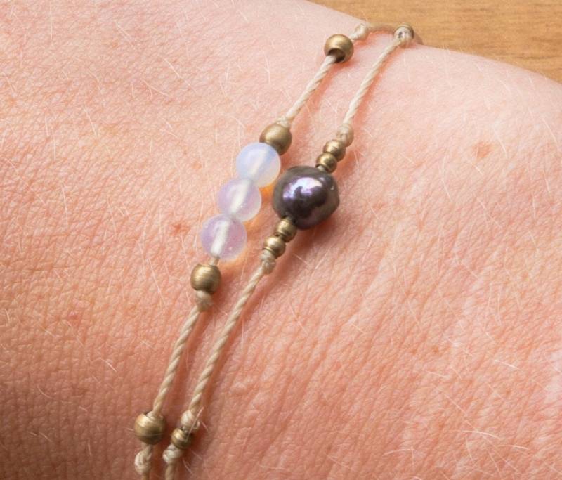 Zweifaches Makramee Armband Mit Edelstein Und Perlmutt Perle Und Messing von ArtundWeiseShop