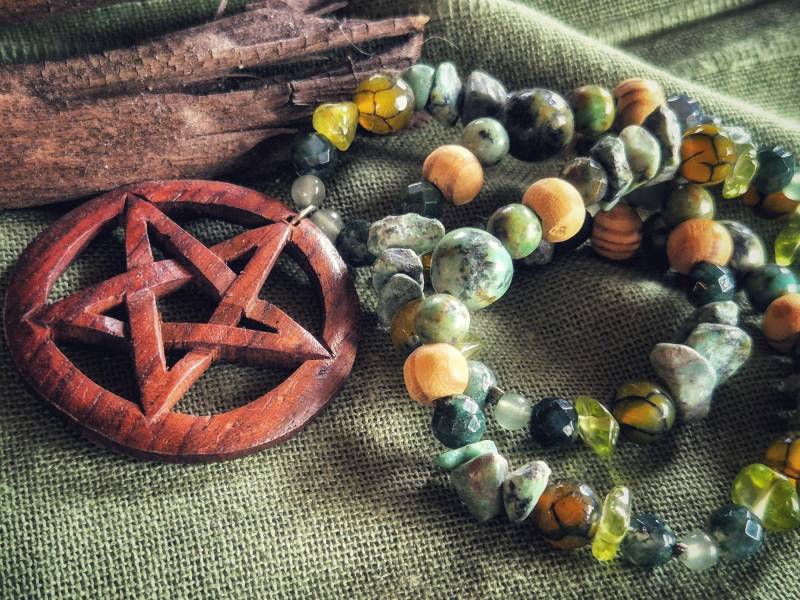 Edelsteinkette Mit Afrika Türkis, Peridot, Drachenachat, Aventurin, Moosachat Holzperlen Und Pentagram Anhänger Aus Holz Edelsteinkette Mit Afrika Türkis, Peridot, Drachenachat, Aventurin, Moosachat Holzperlen Und Pentagram Anhänger Aus Holz von ArtwitchEngravings