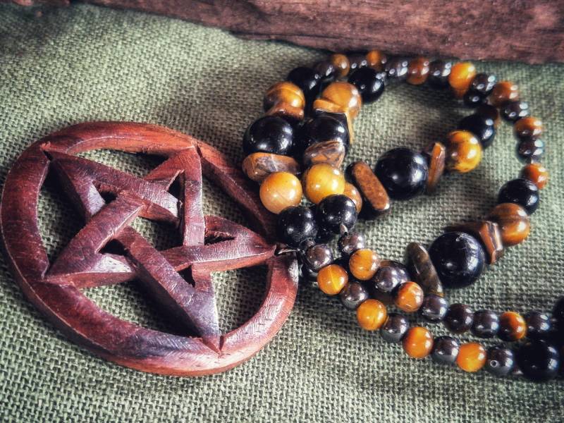 Edelsteinkette Mit Hämatit, Onix, Tigerauge Und Pentagram Anhänger Aus Holz Edelsteinkette Mit Hämatit, Onix, Tigerauge Und Pentagram Anhänger Aus Holz von ArtwitchEngravings
