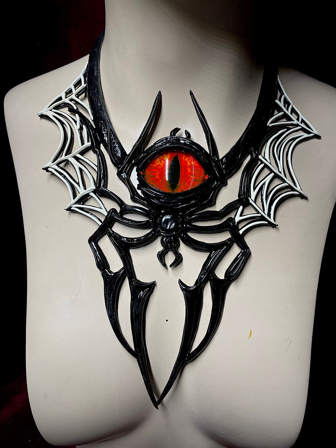 Spyndra Solides Schwarz Mit Glasaugen von ArtwithLatex