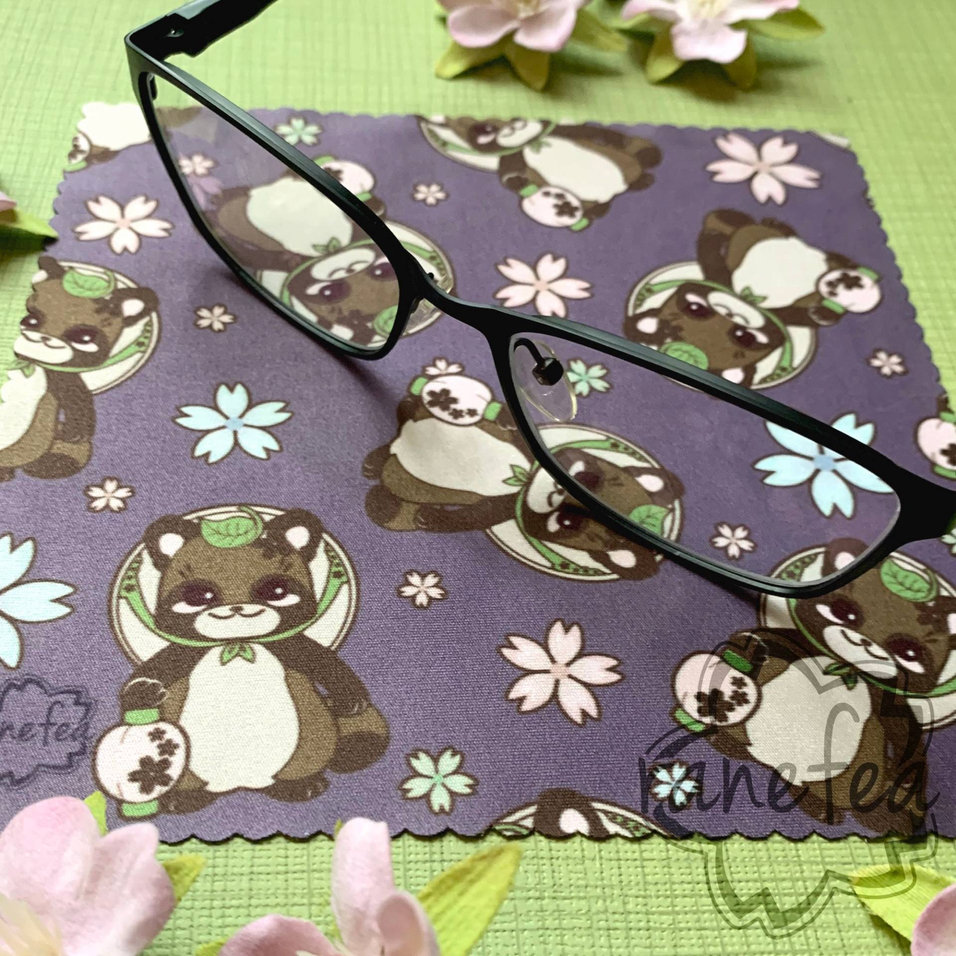 Sakura Friends - Briar Der Tanuki | Mikrofaser-Schirm/Linse/Glas/Gläser Weiches Reinigungstuch 15x15cm Toll Für Geschenke von ArtworkByRanefea