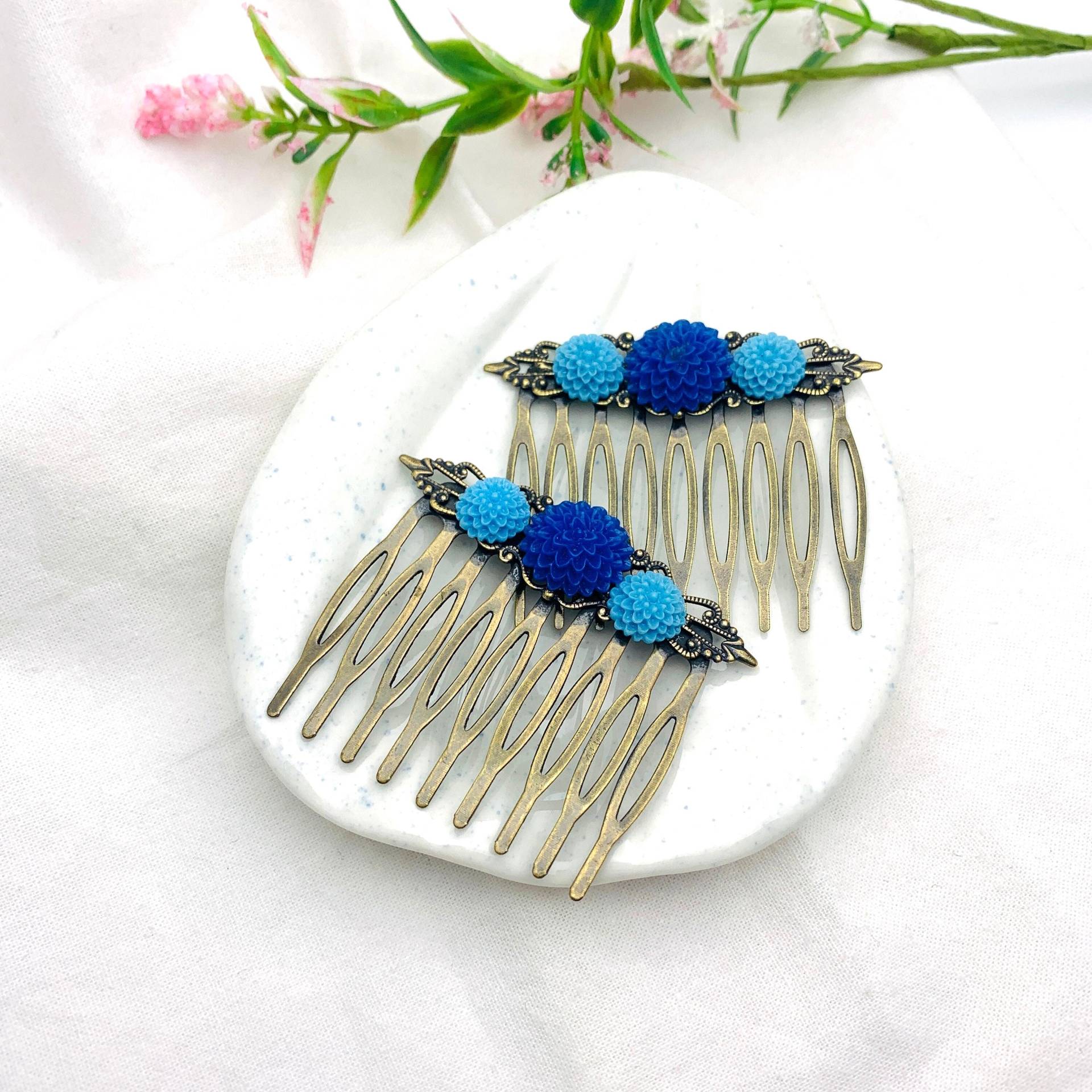 Set Mit 2 Blumenkämmen Retro Style Antique Bronze Filigree Und Blauen Blumen Set Mit 2 Blumenkämmen Retro Style Antique Bronze Filigree Und Blauen Blumen von ArtyAri
