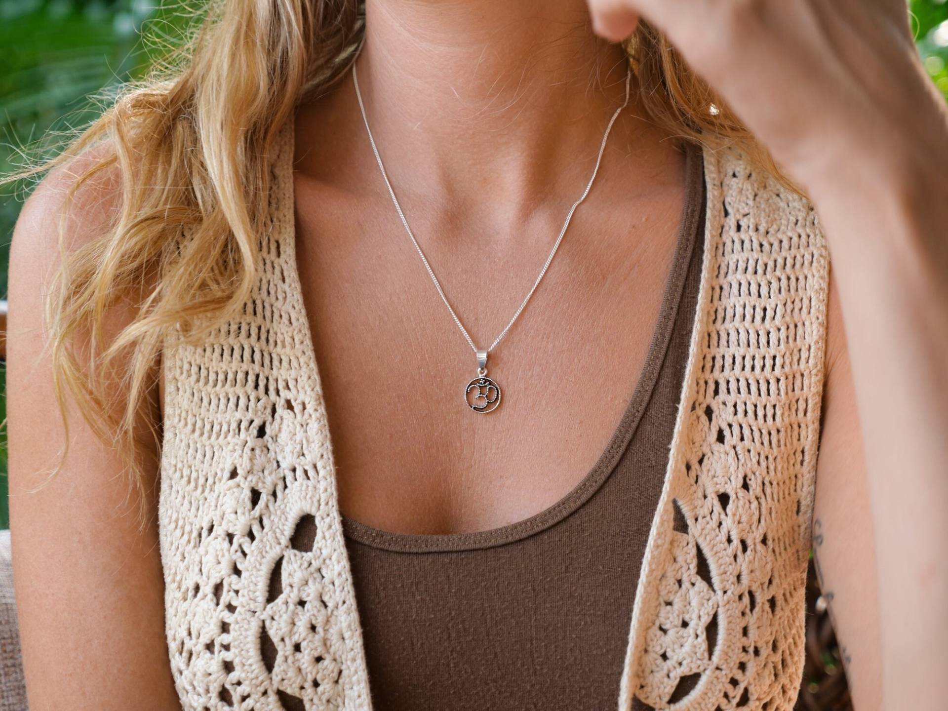 Silber Om Halskette 925 Sterling Aum Symbol Spiritueller Schmuck Handgemachter Hippie Stil Yoga Anhänger Mit Kette Boho Geschenk Für Yogi von ArtySun
