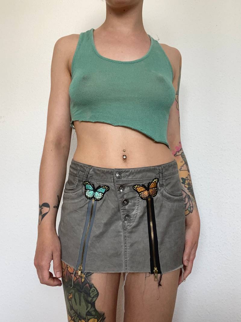 Grauer Upcycling Rock Mit Reißverschlüssen Und Schmetterlingen von PLOPSTARR