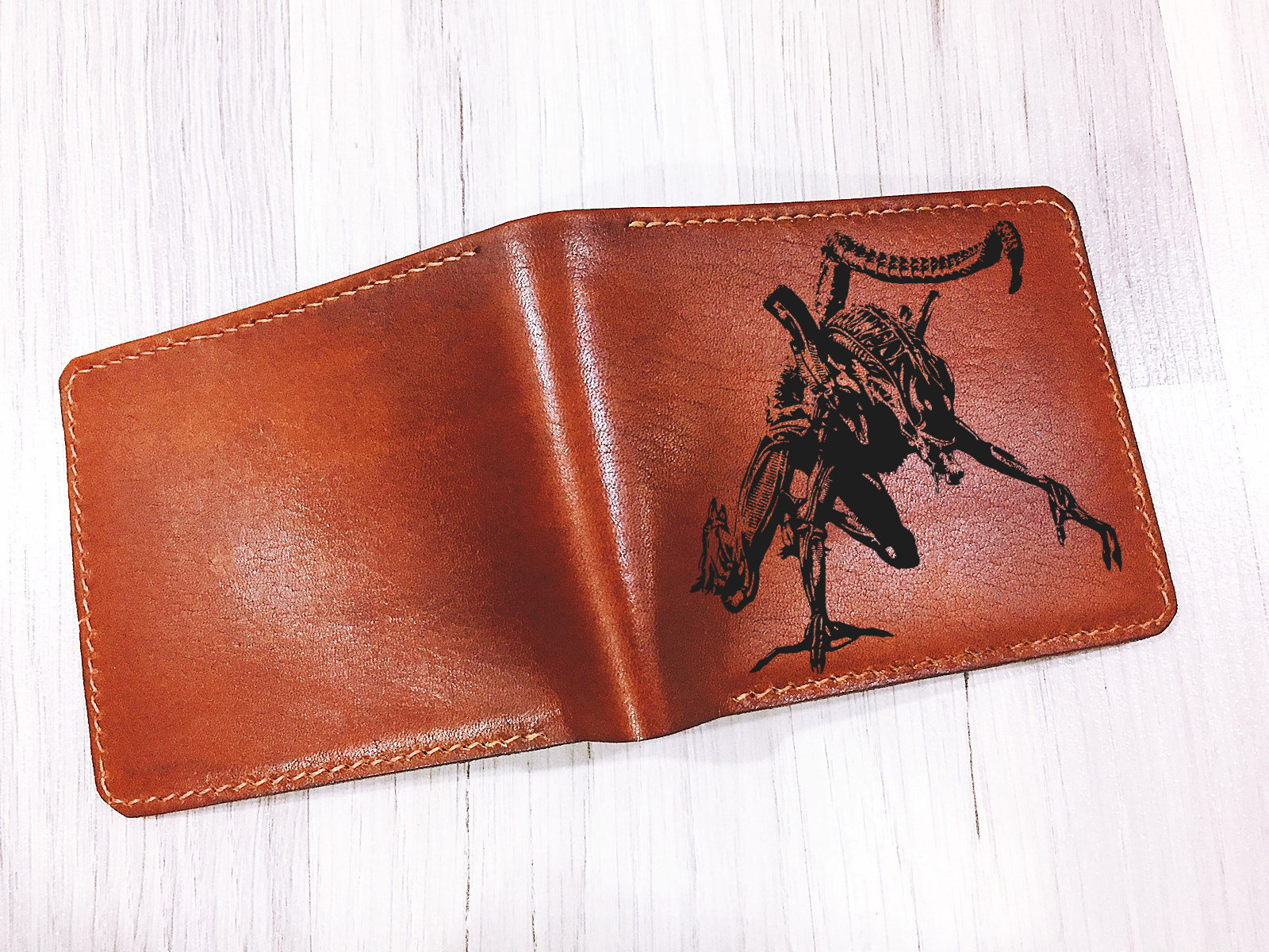 Alien Vs Predator Leder Geldbörse Handgemachtes Filmmotiv Aus Rindsleder Alien Vs Predator Leder Geldbörse Handgemachtes Filmmotiv Aus Rindsleder von ArtyyGiftsHouse