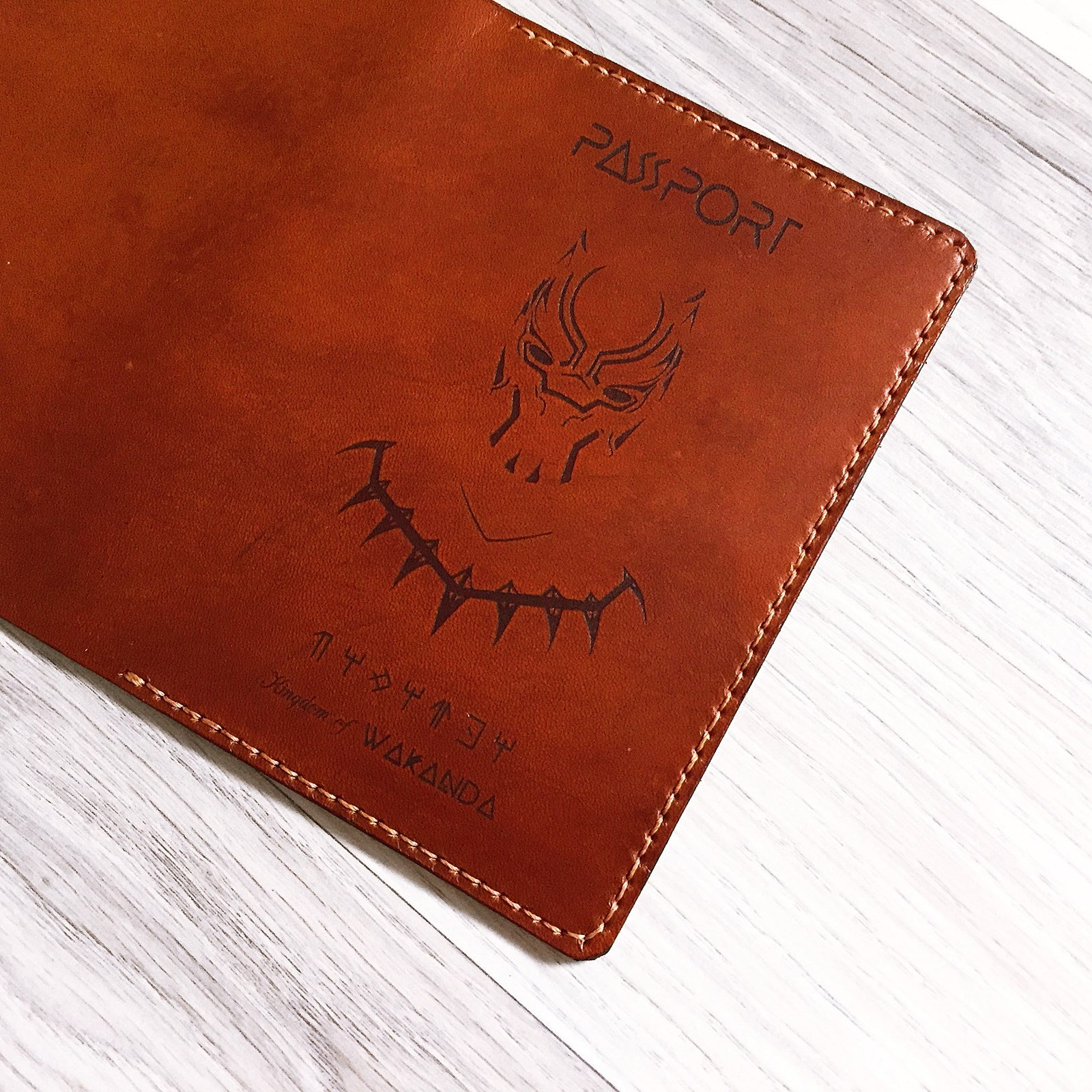 Black Panther Leder Passhülle Wakanda Forever, Personalisiert von ArtyyGiftsHouse