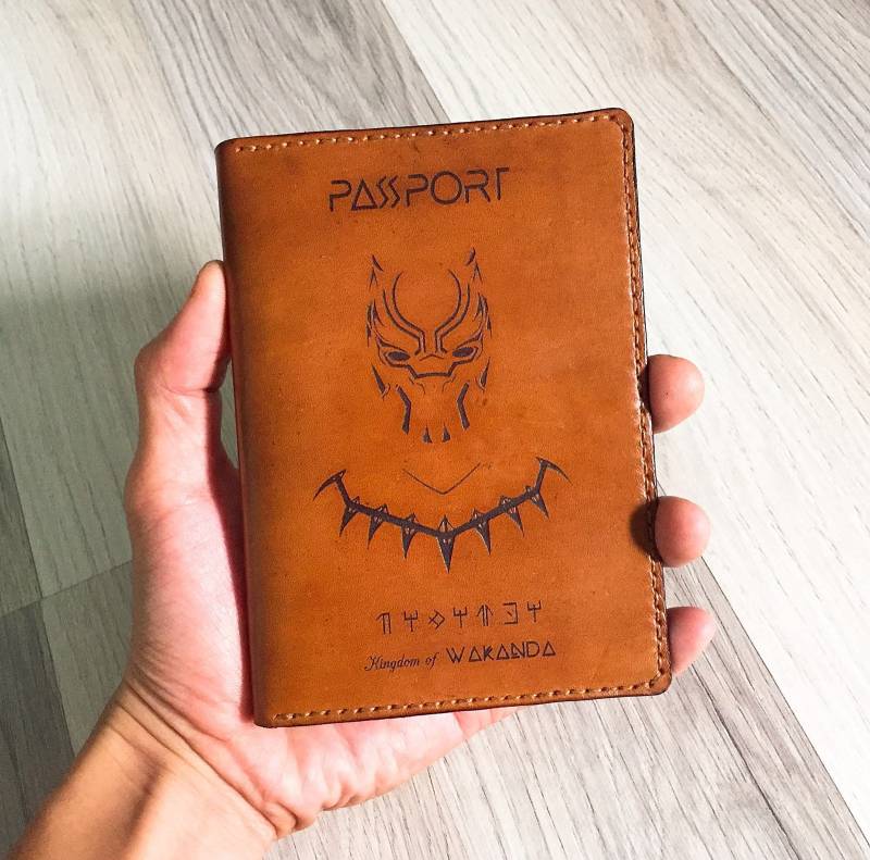 Black Panther Passport Inhaber Wakanda Inspiriert Leder Brieftasche von ArtyyGiftsHouse