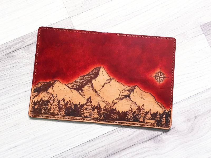 Handgefertigte Leder Passhülle Mountain Night Sky Reisebrieftasche von ArtyyGiftsHouse