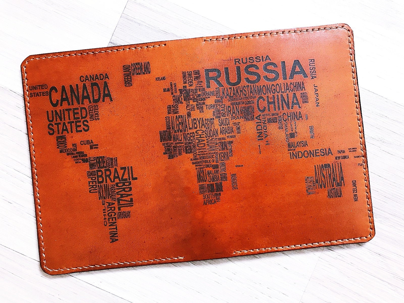 Handgefertigte Leder Passhülle Weltkarte Text Design von ArtyyGiftsHouse