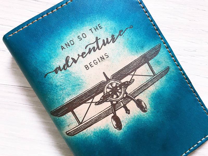 Handgefertigter Leder Passhülle Abenteuer Reisegeschenk von ArtyyGiftsHouse